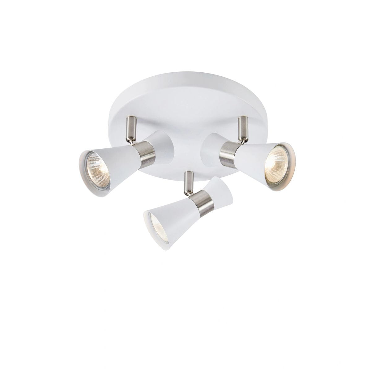 Lampa sufitowa (spot) z trzema reflektorami GU10, w kolorze białym z satynowym niklem. Reflektory o stożkowym kształcie, zamontowane na okrągłej podstawie. Ujęcie z dołu, ukazujące detale i kierunek światła.