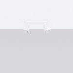 Biała lampa sufitowa Karbon z dwoma reflektorami GU10, zamontowana na prostokątnej podstawie. Reflektory mają teksturowaną powierzchnię i są skierowane w różnych kierunkach, idealna do oświetlenia wnętrz. Tło jest jasne i jednolite.