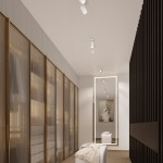 Lampa sufitowa Karbon (spot) 2xGU10 w kolorze białym, zamontowana na suficie w nowoczesnym wnętrzu. Widoczne są dwa reflektory, oświetlające przestrzeń. W tle eleganckie szafy oraz lustro w ramie, na podłodze dywan w neutralnym kolorze.