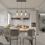 Lampa wisząca Malika z trzema źródłami światła E27, w kolorze czarnym i złotym. Posiada szklane klosze w stylu retro, zawieszona na prostokątnej, czarnej podstawie. Umieszczona nad drewnianym stołem w nowoczesnej kuchni z marmurowym blatem.