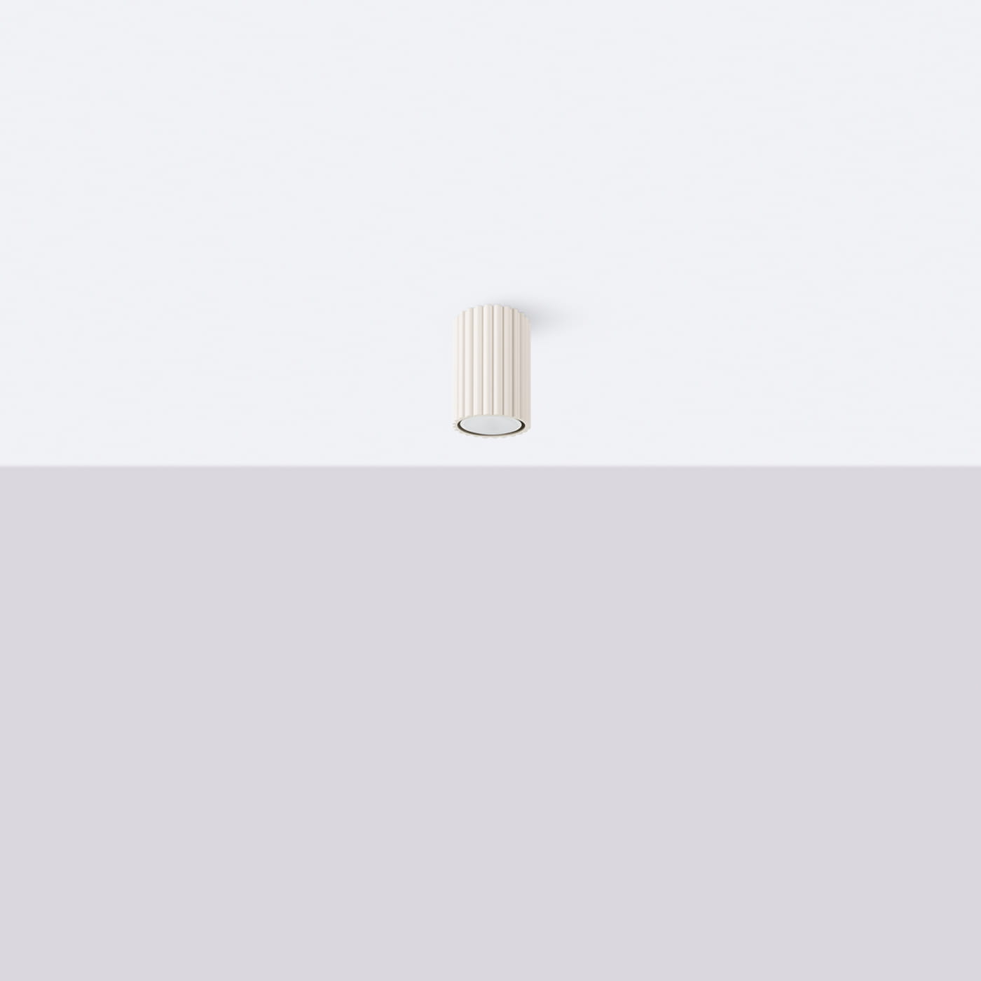 Beżowa lampa sufitowa Karbon 10 z jedną oprawą GU10, o cylindrycznym kształcie z pionowymi żłobieniami. Zawieszona na białym tle, z widoczną metalową obręczą u podstawy. Idealna do nowoczesnych wnętrz.