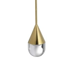 Lampa wisząca Nata IP44 w kolorze złotym, z metalowym kloszem w kształcie stożka i przezroczystym dolnym elementem. Zawieszona na cienkiej, złotej rurce, idealna do nowoczesnych wnętrz. Wymiary i detale konstrukcji nie są widoczne.