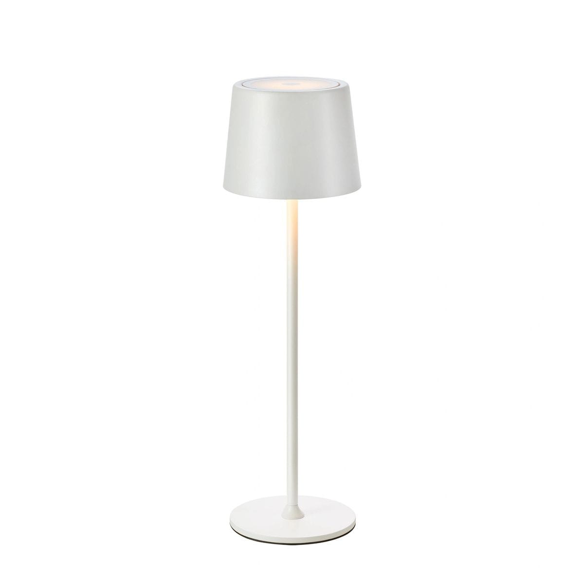 Biała lampa stołowa akumulatorowa Fiore z kloszem w kształcie stożka. Posiada dwa źródła światła LED o mocy 2W. Ustawiona na okrągłej podstawie, z widoczną, prostą nogą. Idealna do użytku wewnętrznego i zewnętrznego.