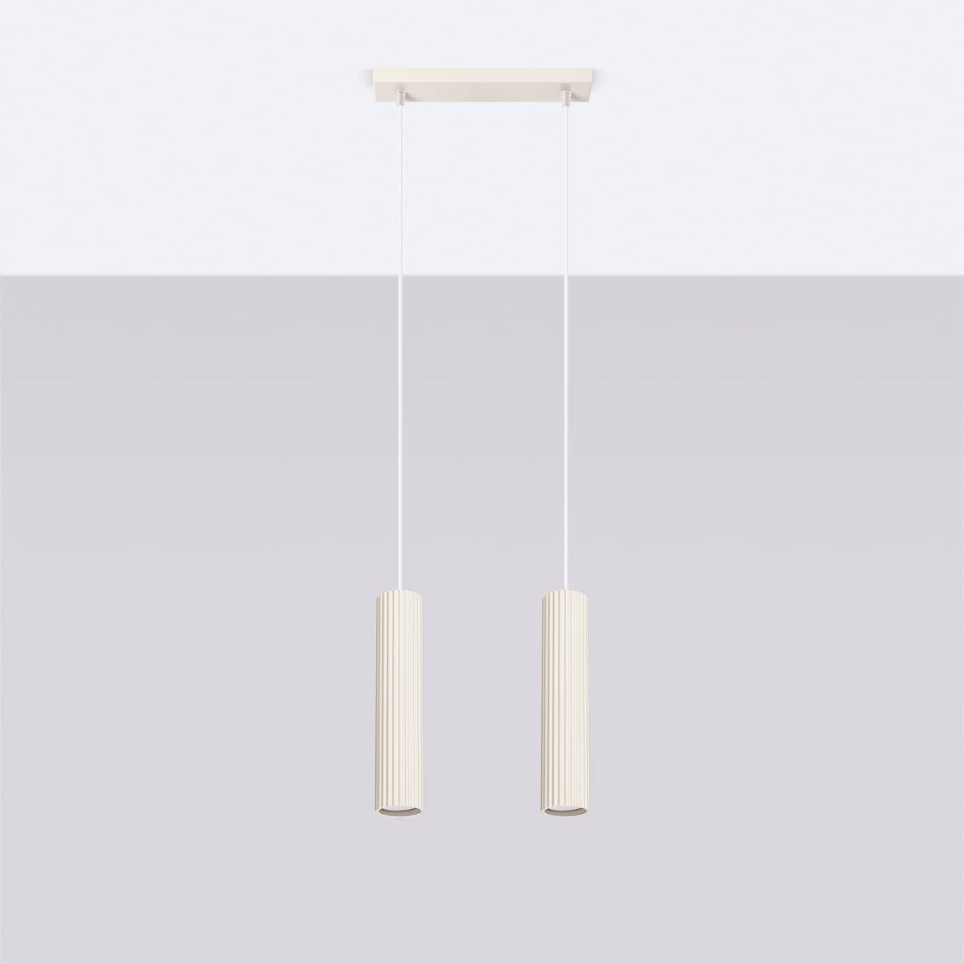 Lampa wisząca Karbon 2 z dwoma kloszami w beżowym kolorze, wykonana z materiału o teksturowanej powierzchni, zawieszona na cienkich białych linkach. Klosze mają cylindryczny kształt z żeberkowaniem, montowane na prostokątnej podsufitce.