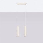 Lampa wisząca Karbon 2 z dwoma kloszami w beżowym kolorze, wykonana z materiału o teksturowanej powierzchni, zawieszona na cienkich białych linkach. Klosze mają cylindryczny kształt z żeberkowaniem, montowane na prostokątnej podsufitce.