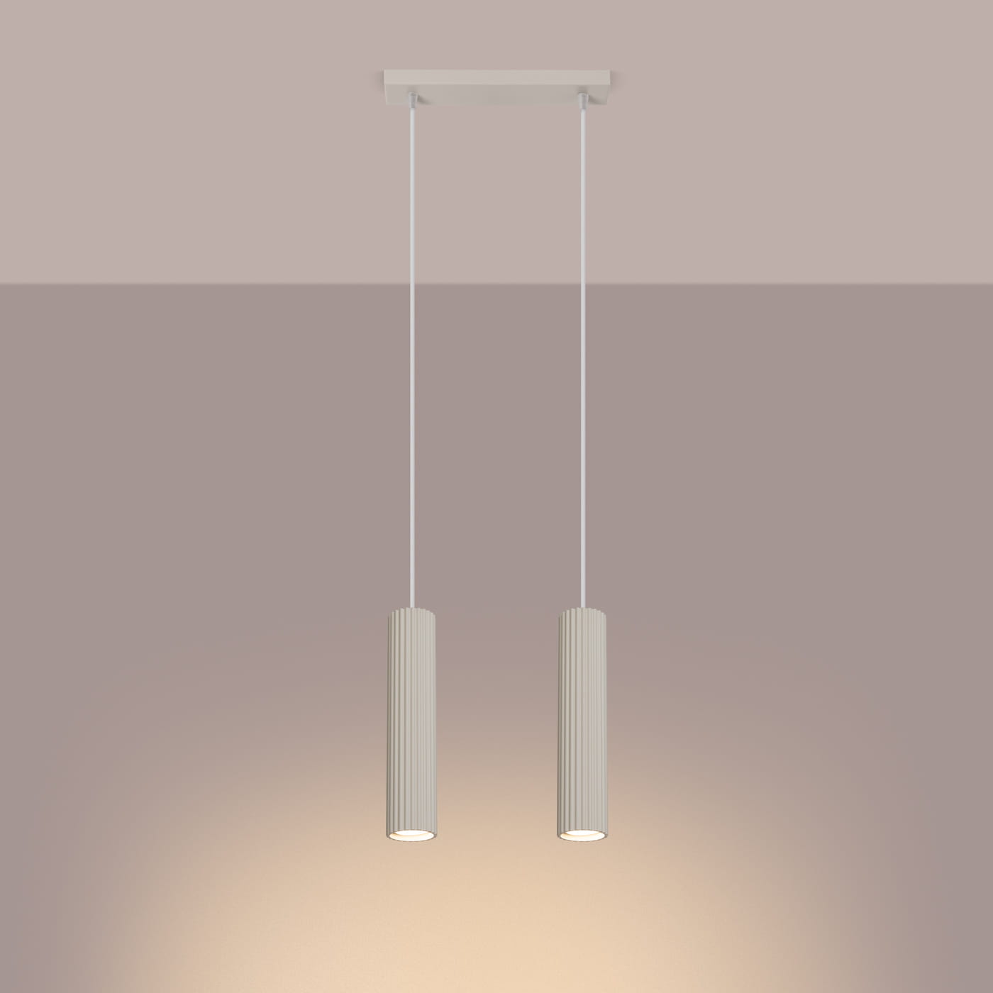 Lampa wisząca Karbon 2, beżowa, z dwoma cylindrycznymi kloszami o teksturowanej powierzchni, zawieszona na białych linkach. Ujęcie frontalne, na jednolitym tle, z oświetleniem skierowanym w dół. Wymiary kloszy podkreślają nowoczesny design.