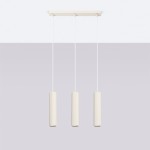 Lampa wisząca Karbon 3 z trzema cylindrycznymi kloszami w beżowym kolorze, zawieszona na białych linkach. Klosze mają teksturowaną powierzchnię z pionowymi żłobieniami. Montaż sufitowy na prostokątnej podstawie w kolorze białym.