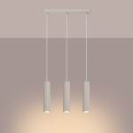Lampa wisząca Karbon 3 z trzema cylindrycznymi kloszami w kolorze beżowym, zawieszona na białym stelażu. Klosze mają pionowe żłobienia i są przystosowane do żarówek GU10. Zawieszona w centralnej pozycji, emitują ciepłe światło na tle w odcieniach różu.