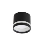 Lampa sufitowa Kendal w kolorze czarnym, z miejscem na żarówkę GX53. Okrągła, matowa obudowa z białą dekoracyjną linią. Ujęcie z góry, ukazujące detale konstrukcji oraz otwór na żarówkę. Idealna do nowoczesnych wnętrz.
