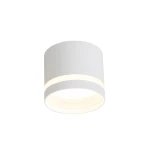 Lampa sufitowa Kendal w kolorze białym, o cylindrycznym kształcie, z jednym źródłem światła GX53. Oświetlenie emitowane przez szczelinę w dolnej części lampy, widoczna tekstura materiału, montowana sufitowo.