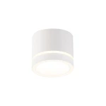 Biała lampa sufitowa Kendal z pojedynczym gniazdem GX53, o cylindrycznym kształcie. Produkt ma matową powierzchnię i delikatne, okrągłe wcięcie, które emitują światło. Ujęcie frontalne, wisząca konstrukcja.