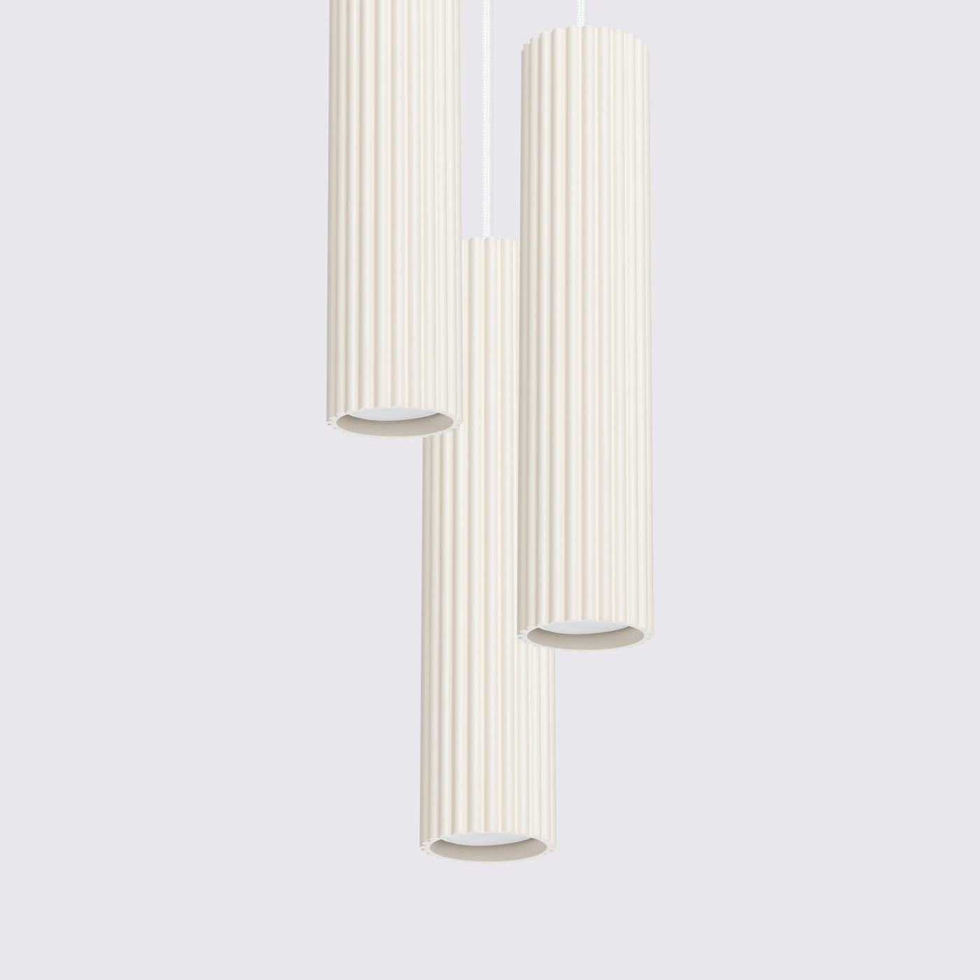 Lampa wisząca Karbon 3P w kolorze beżowym, składająca się z trzech cylindrycznych kloszy z rowkowaną fakturą, zawieszona na białym przewodzie. Klosze mają otwarte końce, co umożliwia zastosowanie żarówek GU10. Tło proste, jasne.