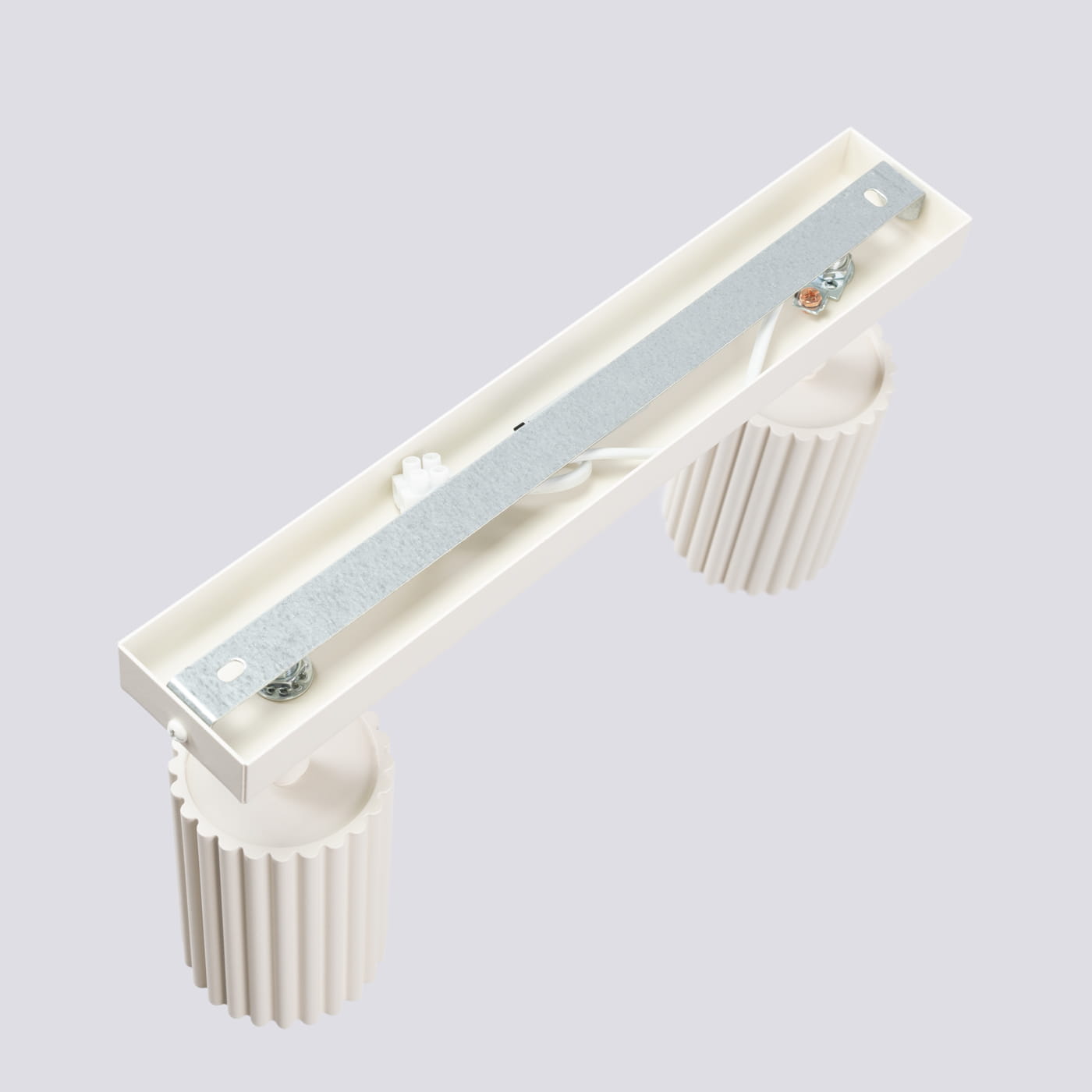 Beżowa lampa sufitowa Karbon (spot) z dwoma gniazdami GU10. Ujęcie z góry, widoczne detale ząbkowanej obudowy i metalowy element montażowy. Lampa przeznaczona do zamontowania, idealna do oświetlenia wnętrz.