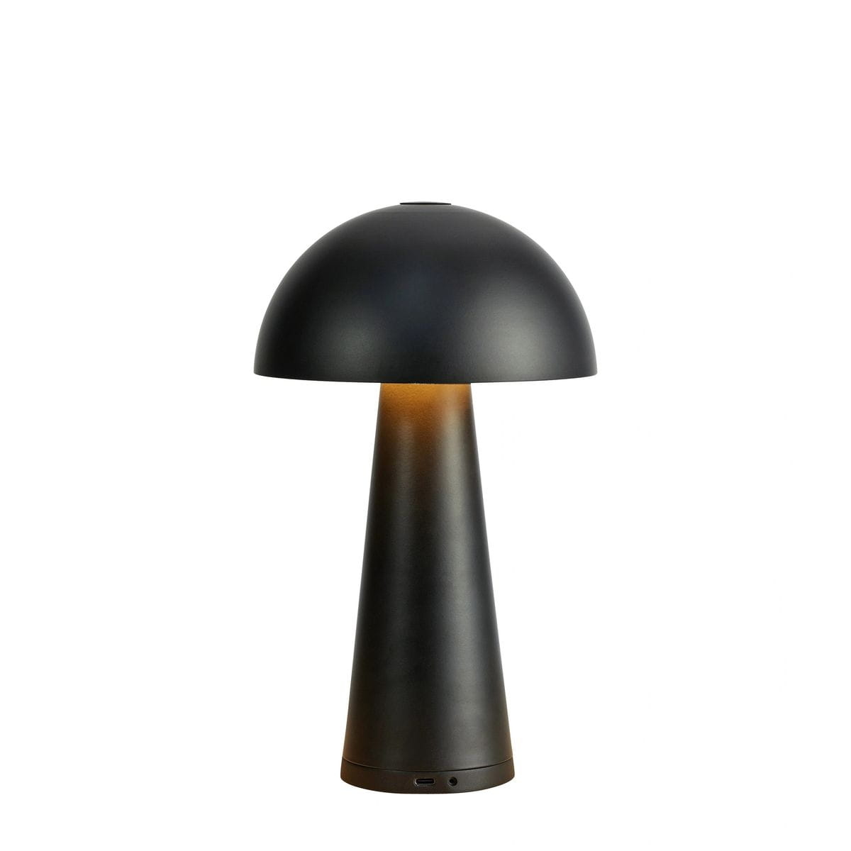 Akumulatorowa lampa stołowa Fungi w kolorze czarnym z jedną diodą LED o mocy 1,5W. Ma kształt stożka z płaskim, okrągłym kloszem. Widoczne złącze do ładowania. Oświetlenie emituje ciepłe światło, idealna do wnętrz i na zewnątrz.