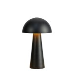 Akumulatorowa lampa stołowa Fungi w kolorze czarnym z jedną diodą LED o mocy 1,5W. Ma kształt stożka z płaskim, okrągłym kloszem. Widoczne złącze do ładowania. Oświetlenie emituje ciepłe światło, idealna do wnętrz i na zewnątrz.