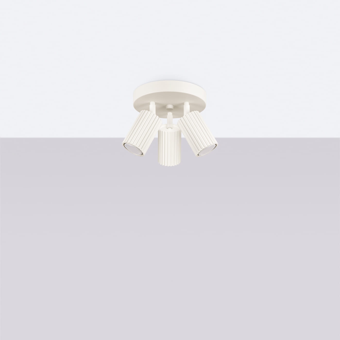 Beżowa lampa sufitowa Karbon z trzema spotami GU10. Klosze o żłobionej fakturze, ustawione w różnych kierunkach. Produkt zamontowany na okrągłej podstawie, widoczny na jasnym tle. Idealny do nowoczesnych wnętrz.