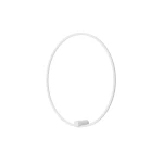 Kinkiet Ringa D90 w białym kolorze, okrągły, wykonany z metalu. Zawiera źródło światła LED o mocy 45W, klasyfikacja IP44. Ujęcie frontalne, produkt wiszący, bez dodatkowych dekoracji.