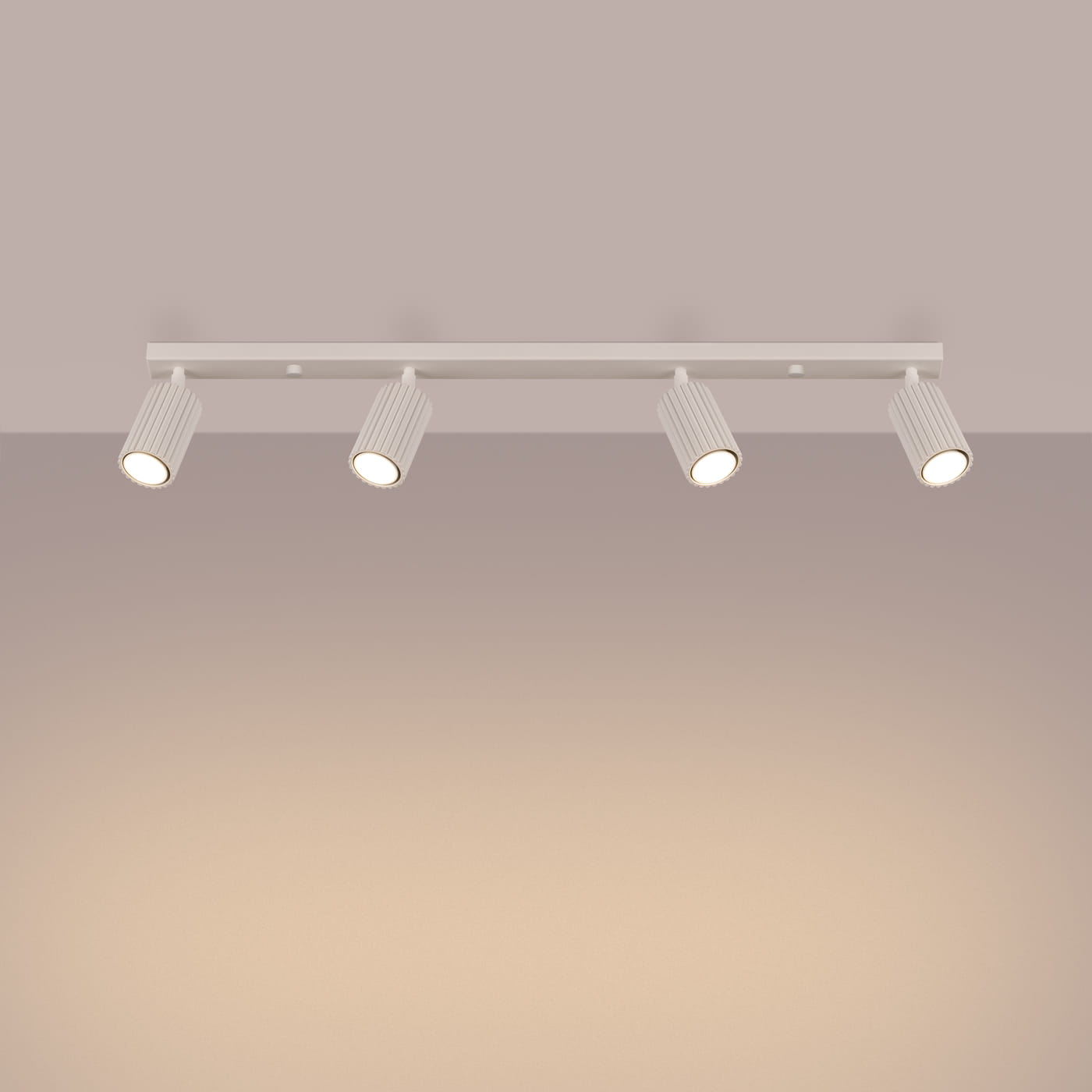 Beżowa lampa sufitowa Karbon L z czterema spotami na żarówki GU10, umieszczona na prostokątnej podstawie. Ujęcie frontalne, pokazujące wszystkie cztery regulowane reflektory o teksturowanej powierzchni, montowane na suficie.