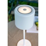 Lampa stołowa akumulatorowa Filo w kolorze białym z cylindryczną, matową podstawą i okrągłym, podświetlanym przyciskiem w górnej części. Posiada dwa źródła światła LED o mocy 2W, stojąca na okrągłej podstawie.