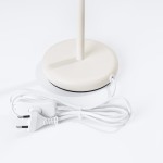 Beżowa lampka stołowa Karbon z okrągłą podstawą. Widoczna biała wtyczka oraz przewód z przełącznikiem. Produkt w lekkim, minimalistycznym stylu, stojący na białym tle.