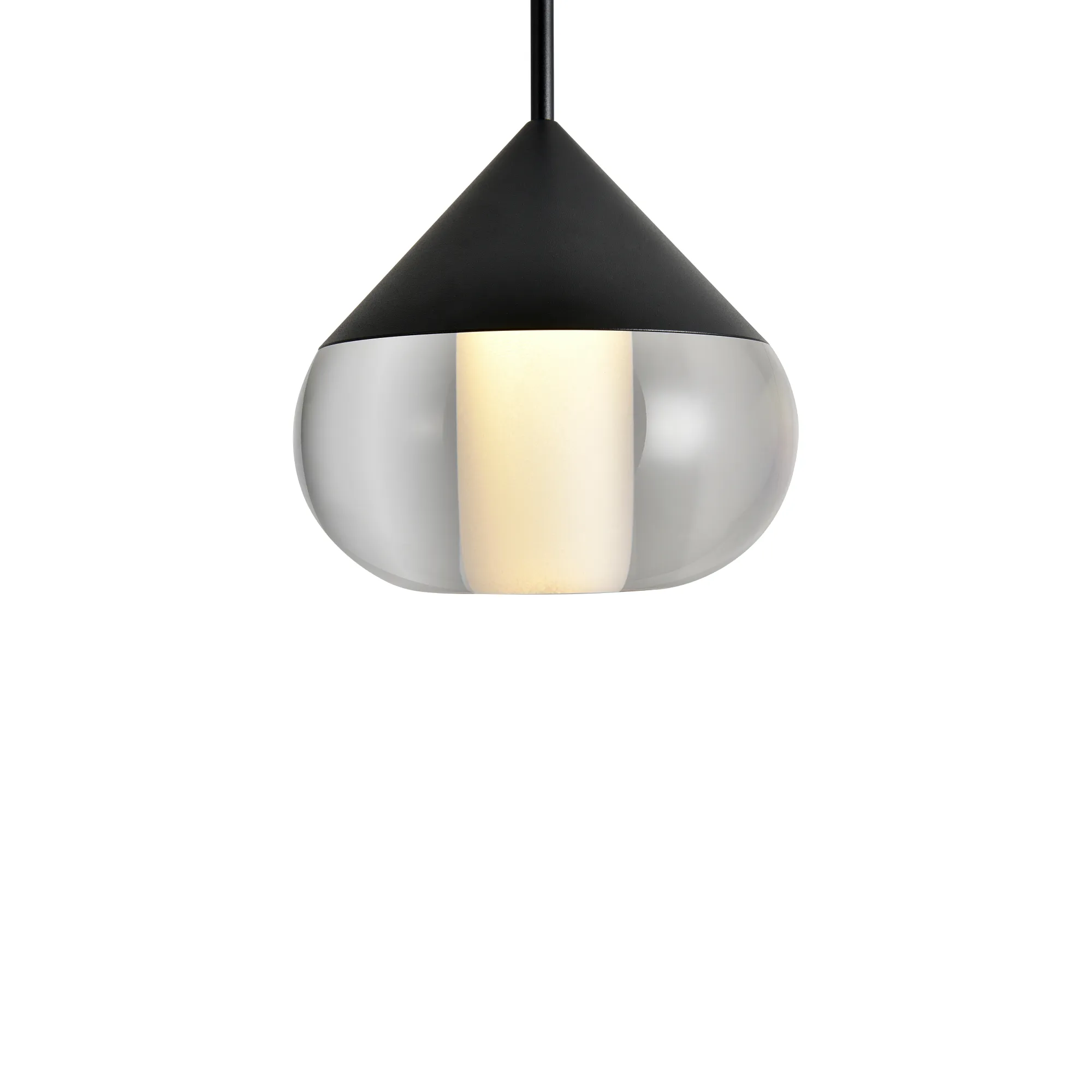 Lampa wisząca Suza IP44, czarna, z kloszem w kształcie odwróconego stożka, szklanym, przezroczystym dolnym fragmentem oraz źródłem światła LED 6W. Ujęcie frontalne, wisząca na cienkim przewodzie, na jednolitym tle.
