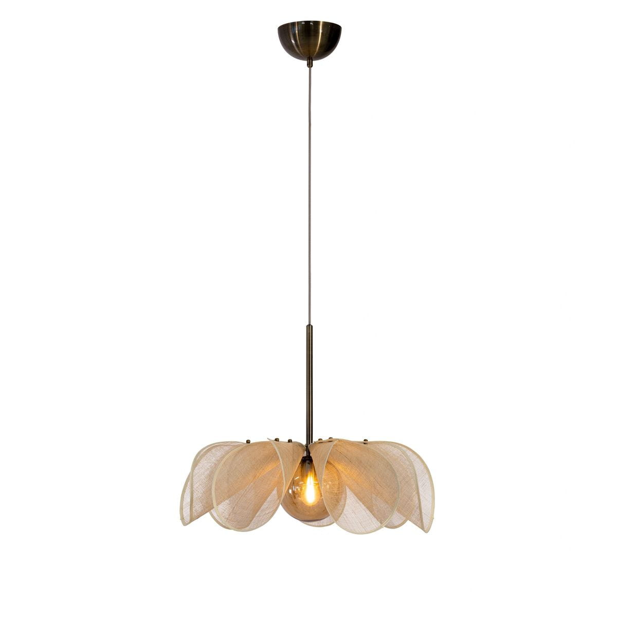 Lampa wisząca Styrka z jednym gniazdem E27, w kolorze antycznego mosiądzu z bursztynowym kloszem w odcieniu beżowym. Produkt zawieszony na cienkim przewodzie, z widocznym żarówką w środku, o kształcie przypominającym kwiatowe płatki.