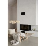Lampa wisząca Styrka z jednym gniazdem E27 w kolorze antycznego mosiądzu, z bursztynowymi i beżowymi kloszami, zawieszona nad leżanką w minimalistycznym wnętrzu, z kominkiem w tle. Klosze mają organiczny kształt, a całość stwarza przytulną atmosferę.