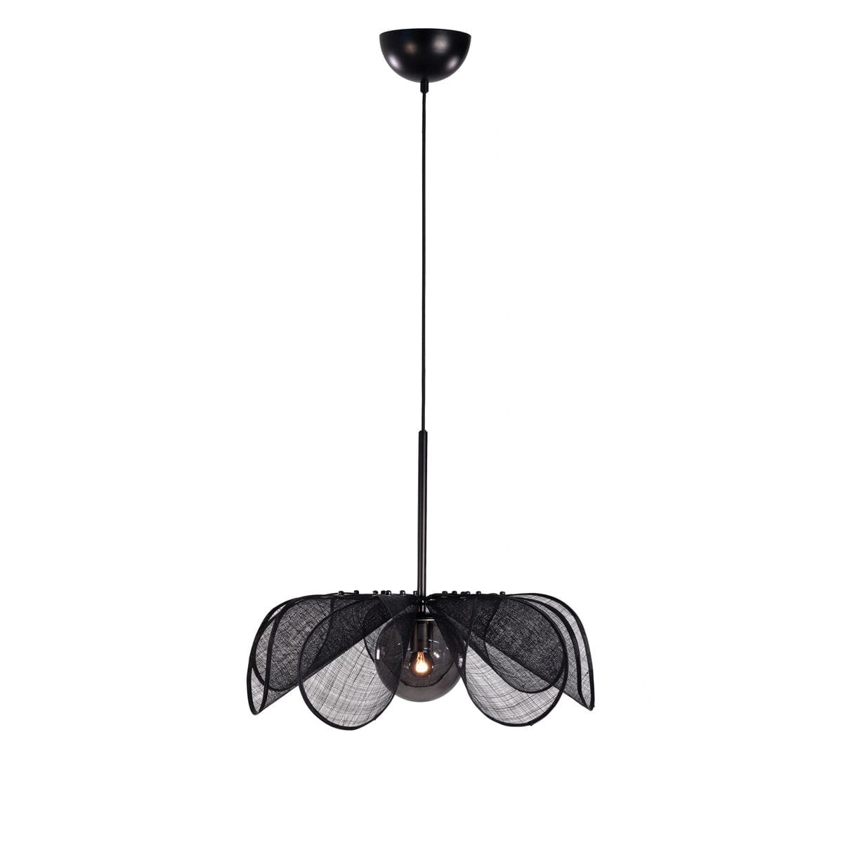 Lampa wisząca Styrka z jedną oprawą E27 w kolorze czarnym i dymnym. Posiada ażurowy klosz w kształcie płatków, zawieszona na cienkim przewodzie. Oświetlenie w nowoczesnym stylu, idealne do wnętrz.