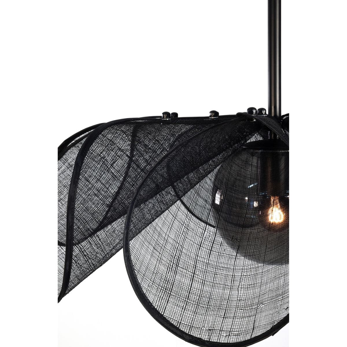 Lampa wisząca Styrka z czarnym abażurem z siatki i dymną żarówką E27. Ujęcie z boku, ukazujące falujące, przezroczyste detale oraz elementy mocujące. Idealna do nowoczesnych wnętrz.