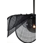 Lampa wisząca Styrka z czarnym abażurem z siatki i dymną żarówką E27. Ujęcie z boku, ukazujące falujące, przezroczyste detale oraz elementy mocujące. Idealna do nowoczesnych wnętrz.