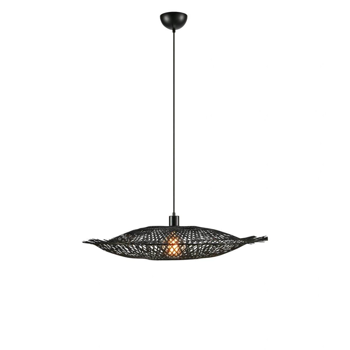 Lampa wisząca Kumo w kolorze czarnym z oprawą na jedną żarówkę E27. Posiada unikalny, ażurowy kształt, zawieszona na cienkim przewodzie. Widoczna żarówka emituje światło przez otwory w kloszu, tworząc ciekawy efekt wizualny.