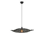 Lampa wisząca Kumo w kolorze czarnym z oprawą na jedną żarówkę E27. Posiada unikalny, ażurowy kształt, zawieszona na cienkim przewodzie. Widoczna żarówka emituje światło przez otwory w kloszu, tworząc ciekawy efekt wizualny.