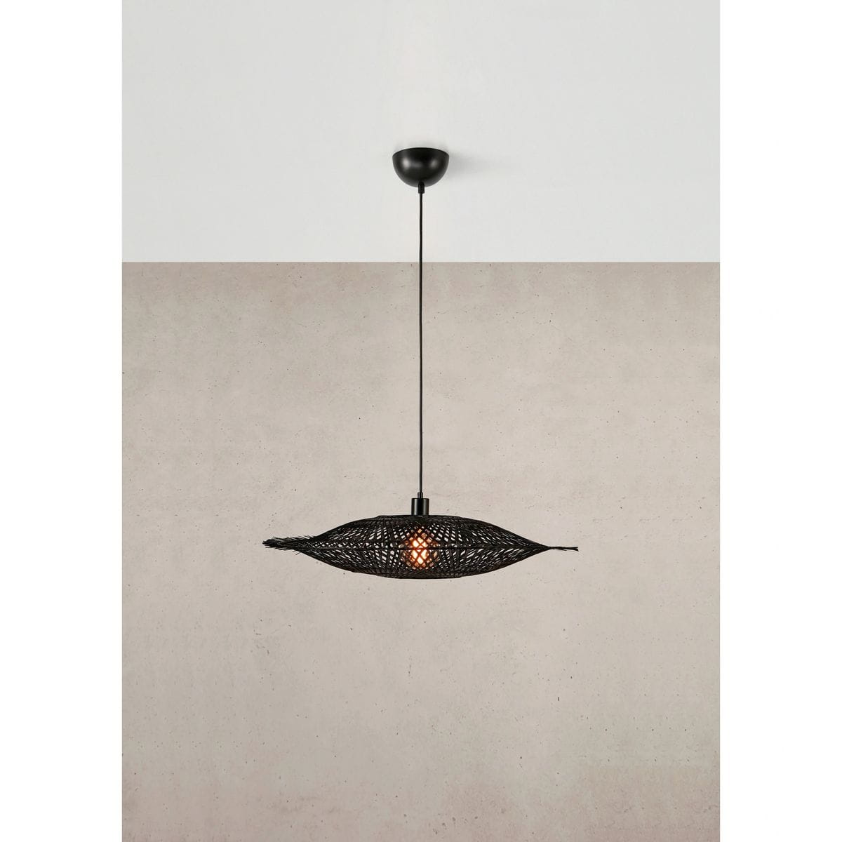 Lampa wisząca Kumo w kolorze czarnym, z oprawą na jedną żarówkę E27. Ma ażurowy, lekko falisty kształt, zawieszona na cienkim przewodzie. Tło w odcieniu jasnoszarym, co podkreśla jej elegancki design.