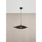 Lampa wisząca Kumo w kolorze czarnym, z oprawą na jedną żarówkę E27. Ma ażurowy, lekko falisty kształt, zawieszona na cienkim przewodzie. Tło w odcieniu jasnoszarym, co podkreśla jej elegancki design.