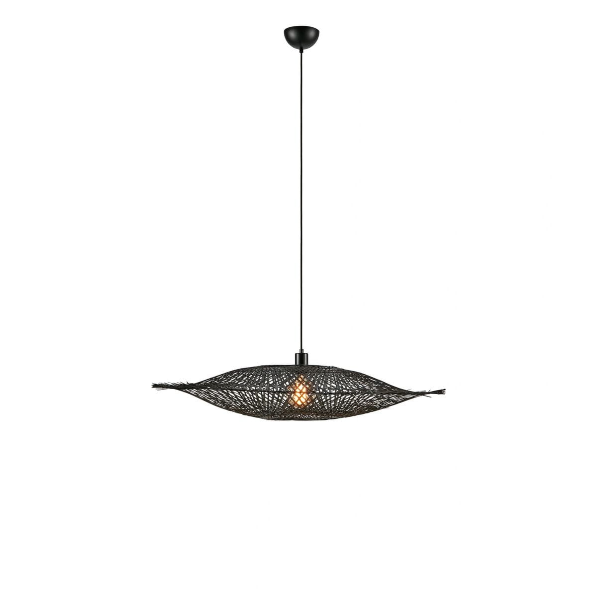 Lampa wisząca Kumo w kolorze czarnym, o konstrukcji z plecionki w kształcie liścia. Zawieszona na cienkim kablu, wyposażona w gniazdo E27. Widoczna żarówka wewnątrz, minimalistyczny design na białym tle.