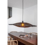 Lampa wisząca Kumo w kolorze czarnym z kloszem o organicznym kształcie, wykonanym z plecionki. Zawieszona na czarnym kablu, wisi nad drewnianym stołem, emitując ciepłe światło. Idealna do nowoczesnych wnętrz.