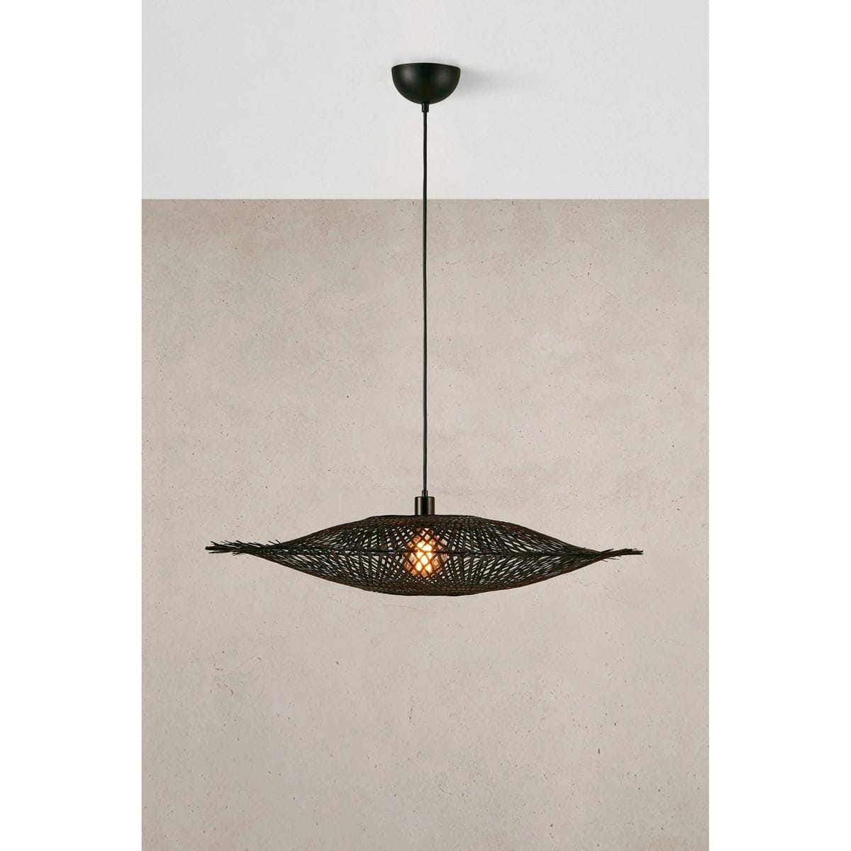 Lampa wisząca Kumo w kolorze czarnym, z metalowym stelażem w kształcie elipsy, zawieszona na cienkim kablu. Wewnątrz widoczna żarówka E27. Tło jasnoszare, minimalistyczne.