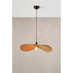 Lampa wisząca Rayo z oprawą w kolorze czarnym i kloszem w naturalnym odcieniu, zawieszona na cienkim przewodzie. Kształt klosza przypomina dwa skrzydła, odsłaniając żarówkę E27. Tło w jasnym odcieniu betonu.
