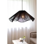 Lampa wisząca Nami w kolorze czarnym z kloszem o falowanym kształcie, wykonana z cienkich przędzy. Widoczna żarówka E27 w centralnej części. Zawieszona nad stolikiem w jasnym wnętrzu z zasłonami w tle.