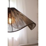 Lampa wisząca Nami z czarnym kloszem, wykonanym z cienkich włókien, tworzy efektowne oświetlenie. Ujęcie zbliżone na klosz, delikatnie podświetlony od wewnątrz. Tło jasne, z zasłonami, co podkreśla elegancję lampy.