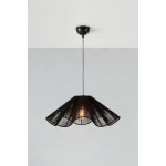 Lampa wisząca Nami w kolorze czarnym z kloszem w formie falistej, wykonana z cienkich pasków materiału. Ujęcie z dołu, zawieszona na cienkim przewodzie. Wewnątrz widoczna żarówka E27, minimalistyczne mocowanie sufitowe w kolorze czarnym.