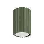 Lampa sufitowa Karbon 10, w kolorze oliwkowym, z cylindrycznym korpusem o żłobionej fakturze. Wyposażona w gniazdo na żarówkę GU10, montowana na suficie, z widocznym białym kloszem na dole.