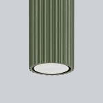 Lampa sufitowa Karbon 30 w kolorze oliwkowym, z cylindrycznym, żebrowanym kloszem. Ujęcie z bliska, ukazujące górną część lampy oraz miejsce na żarówkę GU10. Tło w jasnym kolorze, podkreślające detale produktu.