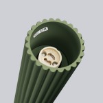 Lampa sufitowa Karbon 30 w kolorze oliwkowym, z nowoczesnym, żebrowanym kształtem. Widoczny gwint GU10 do żarówki, z oznaczeniem maksymalnej mocy. Ujęcie z góry, na jednolitym tle.