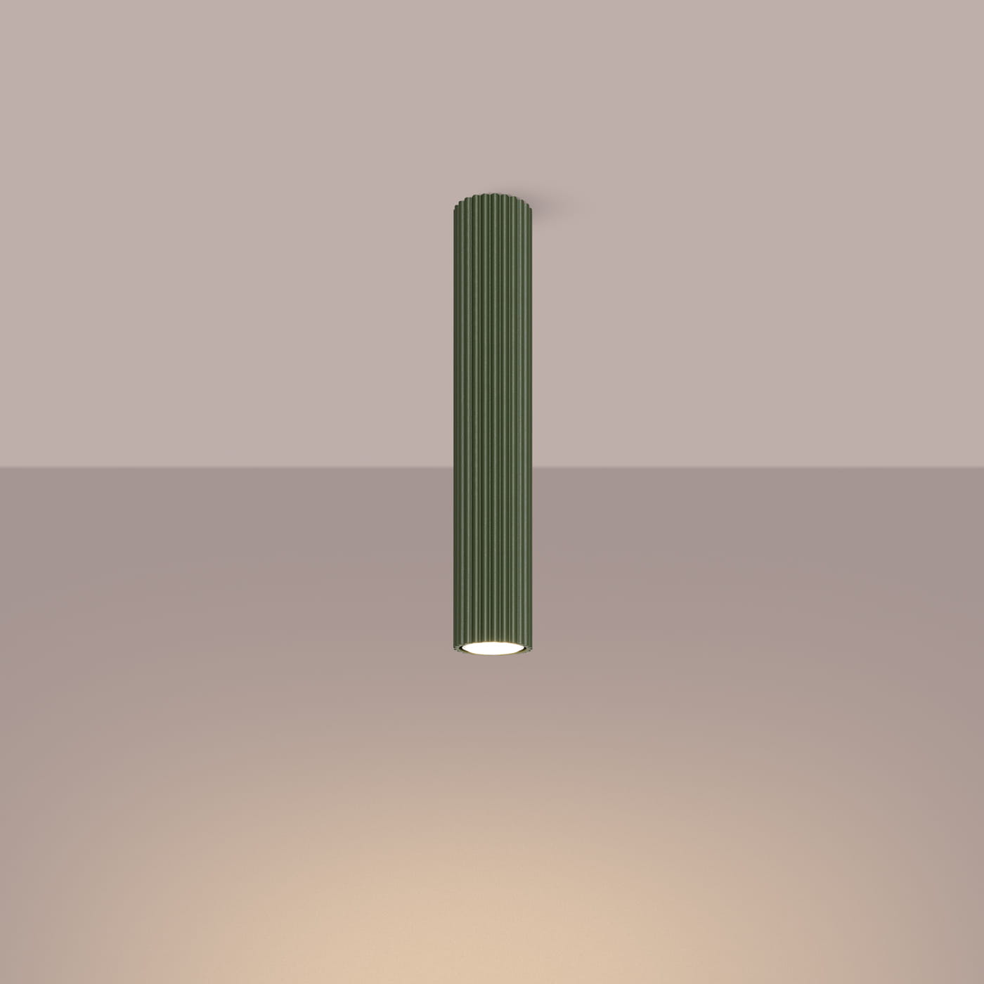 Lampa sufitowa Karbon 40 w oliwkowym kolorze, o cylindrycznym kształcie z pionowymi żeberkami. Ujęcie frontalne, wisząca, z widoczną żarówką GU10 na dole. Tło w odcieniu jasnego różu, co podkreśla kolor lampy.