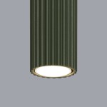 Lampa sufitowa Karbon 60, kolor oliwkowy, z cylindrycznym kloszem w delikatne żłobienia. Zamontowana żarówka GU10 w centralnej części, emitująca światło. Kąt ujęcia z dołu, na jednolitym, szarym tle.