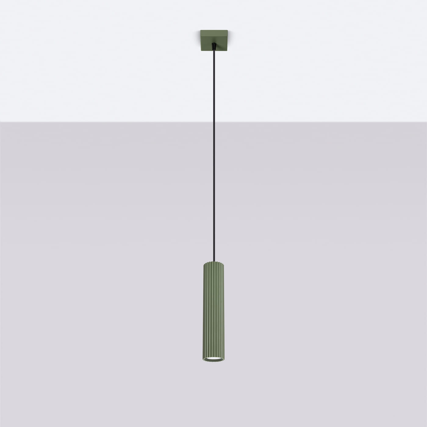 Lampa wisząca Karbon 1xGU10 w kolorze oliwkowym, z cylindrycznym kloszem o żłobionej fakturze. Zawieszona na czarnym przewodzie, z płaskim, kwadratowym mocowaniem sufitowym. Idealna do nowoczesnych wnętrz.