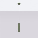 Lampa wisząca Karbon 1xGU10 w kolorze oliwkowym, z cylindrycznym kloszem o żłobionej fakturze. Zawieszona na czarnym przewodzie, z płaskim, kwadratowym mocowaniem sufitowym. Idealna do nowoczesnych wnętrz.