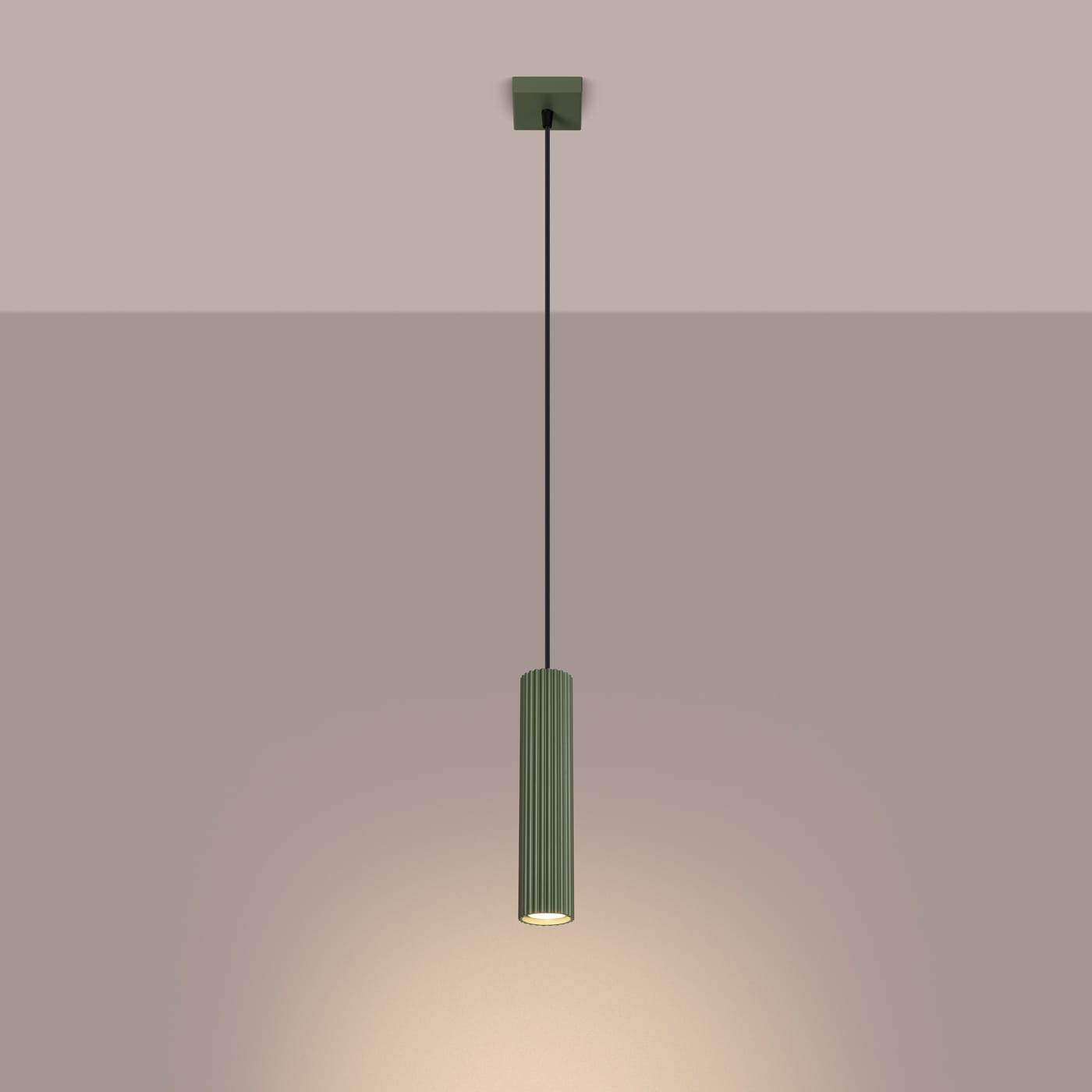 Lampa wisząca Karbon w kolorze oliwkowym z pojedynczym miejscem na żarówkę GU10. Ma cylindryczny kształt z pionowymi żłobieniami. Zawieszona na czarnym przewodzie, umocowana na kwadratowej podstawie.