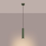 Lampa wisząca Karbon w kolorze oliwkowym z pojedynczym miejscem na żarówkę GU10. Ma cylindryczny kształt z pionowymi żłobieniami. Zawieszona na czarnym przewodzie, umocowana na kwadratowej podstawie.